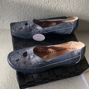 Women’s Navy Blue leather shoes. Size 10 WIDE width
